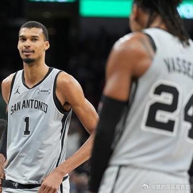 《西部抢位大战落幕！森林狼出局，火箭湖人携手晋级》西部季后赛门票的争夺，比我们预