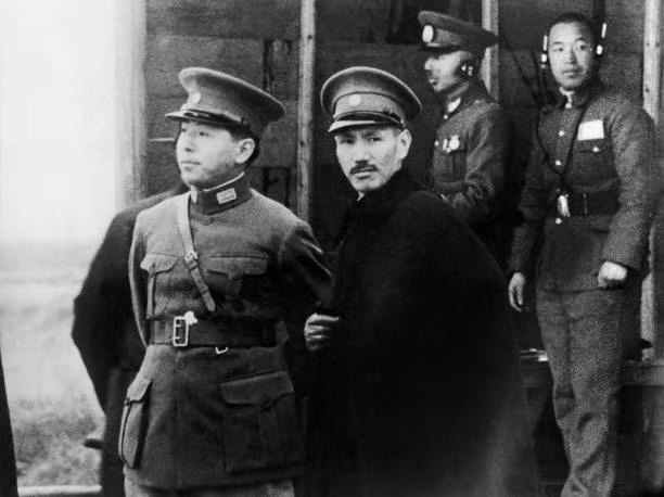 图一、二为少帅与蒋的合影，应该是1930年中原大战后不久拍摄的！

图三与蒋站立
