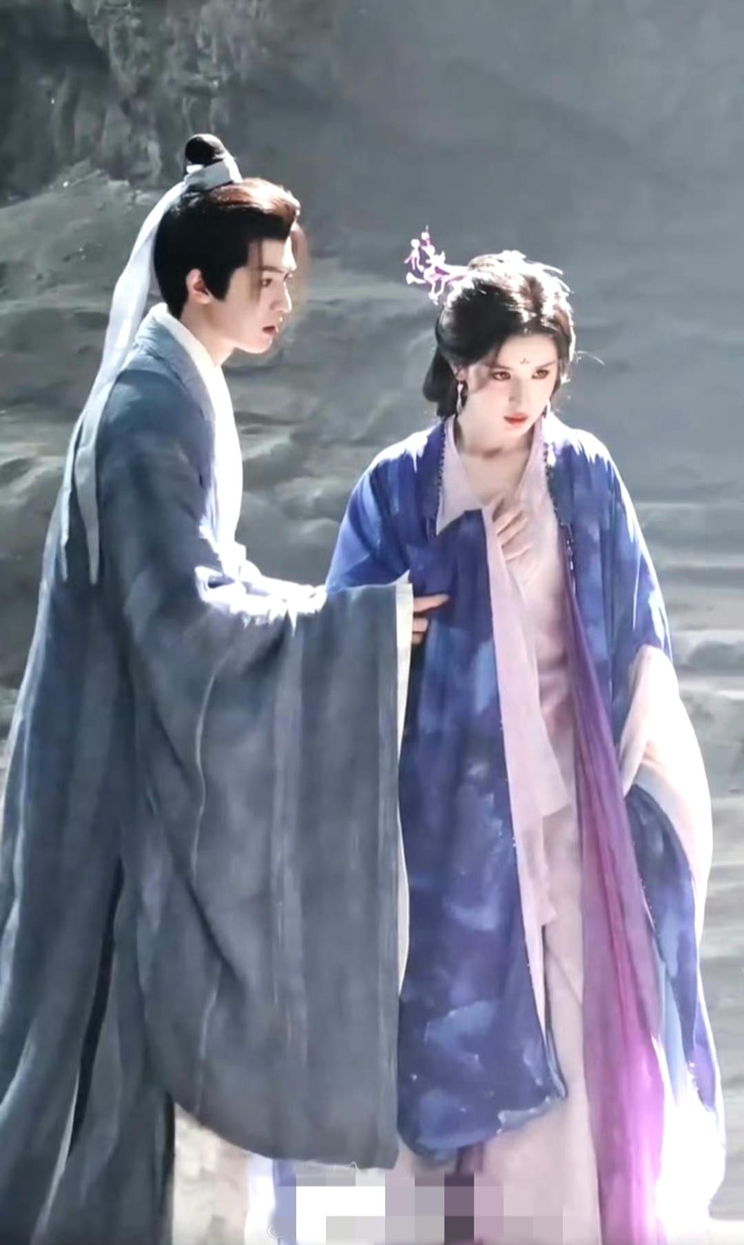 《心间错》路透炸屏！朱正廷哈尼克孜同框，异域颜搭异域颜太绝了
 
朱正廷、哈尼克