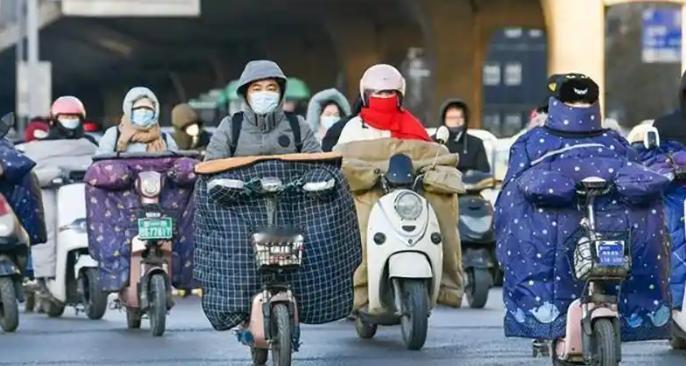 电动自行车“挡风被”到底该不该用？保暖还是保命的单选题，总得选一个？冬天寒风一吹