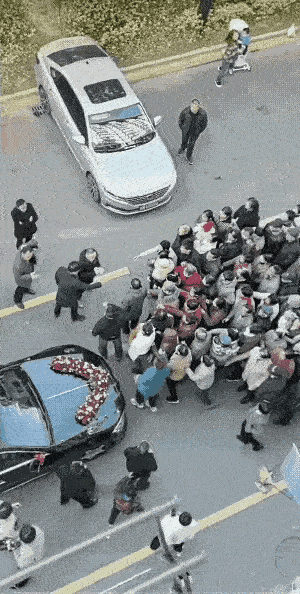 好家伙
新人婚车刚开到村口
全村老少爷们娘们
直接把路围了个水泄不通
里三层外三