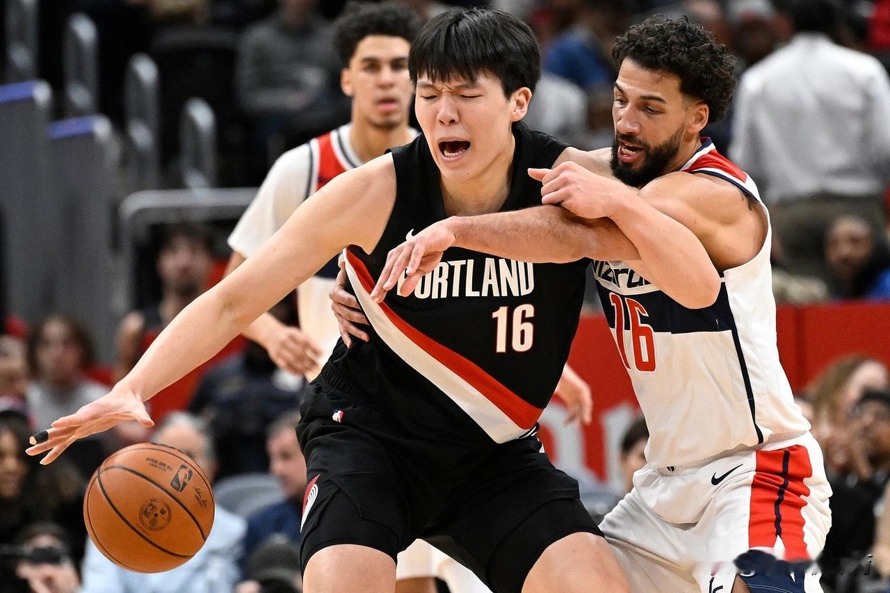 28.9%的命中率，还谈什么技术全面？
近日，由于杨瀚森入选了全明星新秀赛而引起