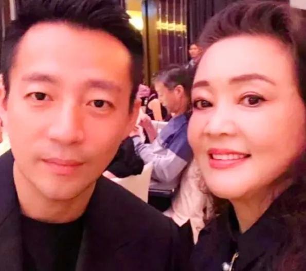 在京城的一隅，战兰女士的怒火，犹如冬日里骤起的狂风，卷起漫天尘埃，其后果之震撼，