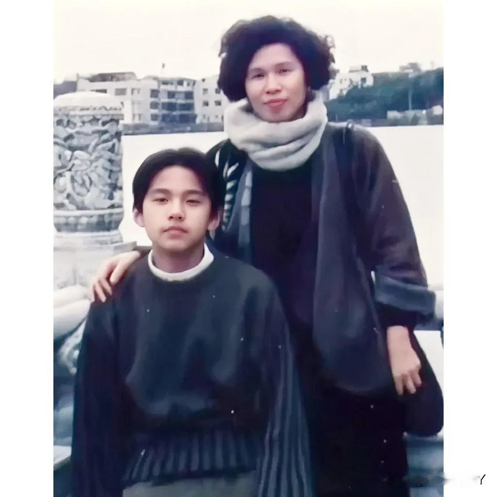 1992年，一位13岁的小男孩与她母亲游玩时的合影旧照，谁都没有想到，在过了11