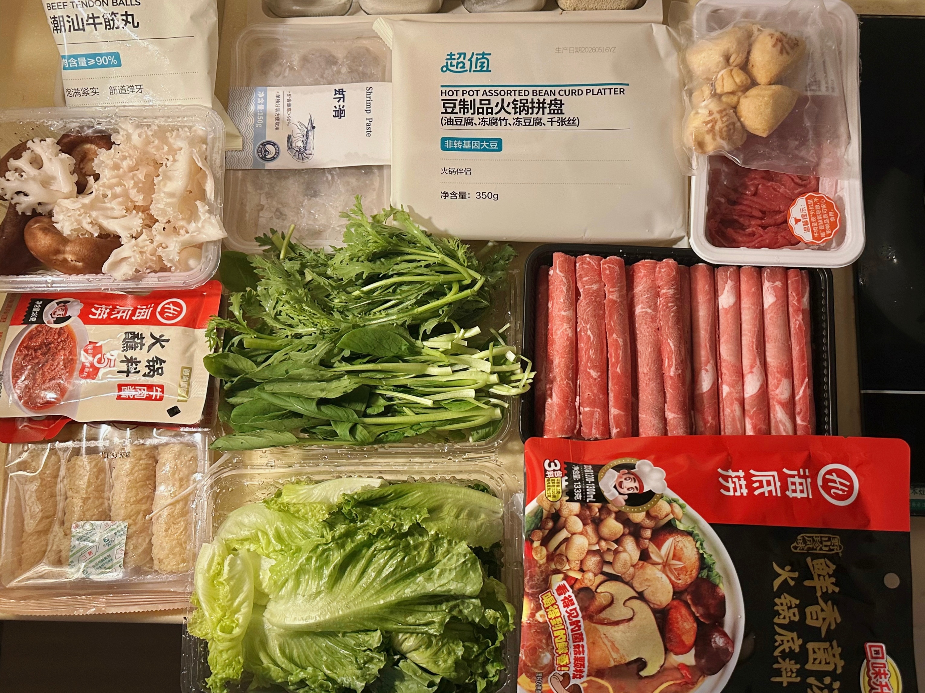 下班后骑车50分钟 到家准备食材煮了清汤火锅冰镇西瓜配着电影  感觉像周末一样 