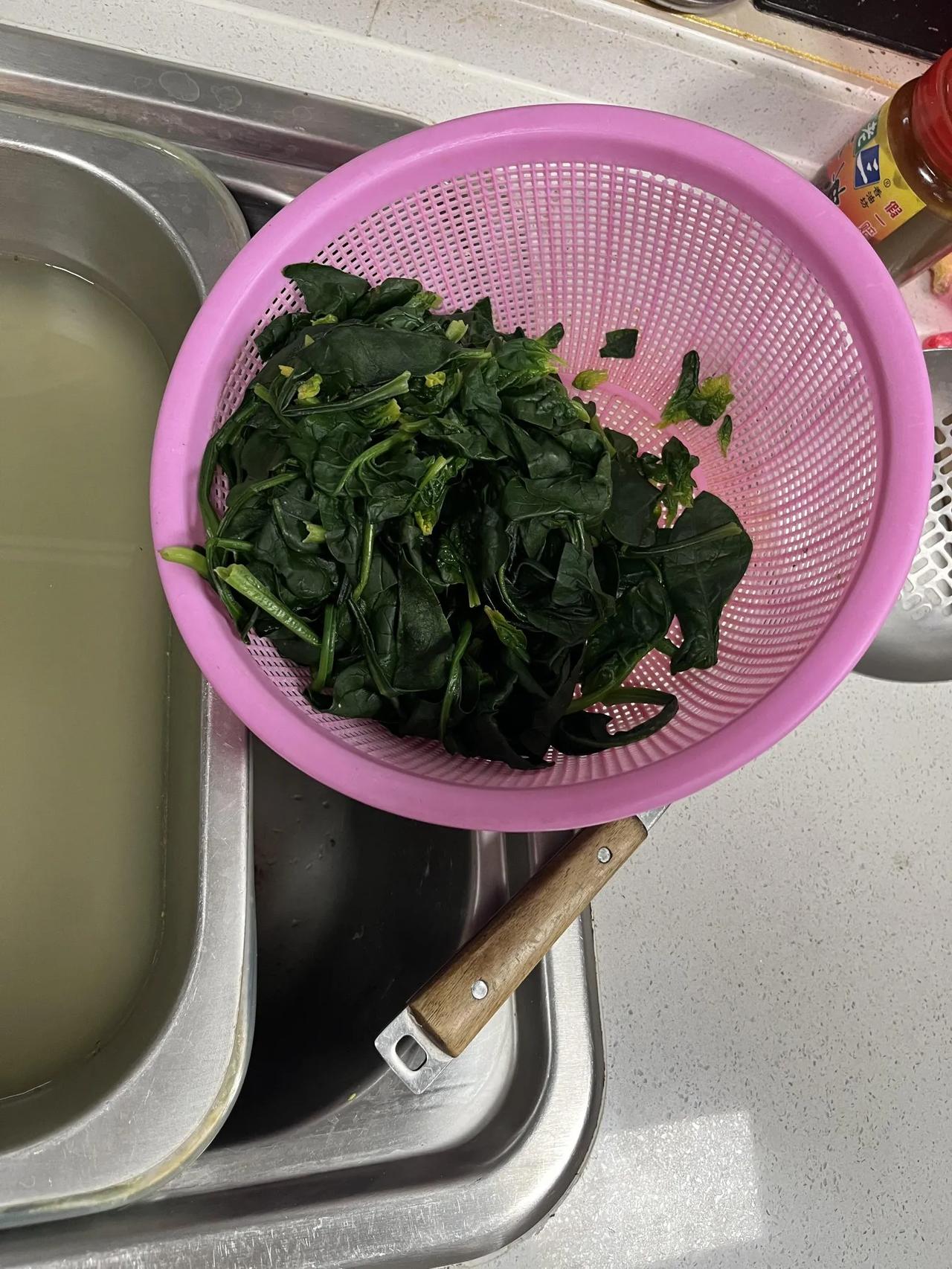 老年人真的太固执了，我真是受不了
我妈妈一定要把新鲜的蔬菜，在前一天烫出来。明天