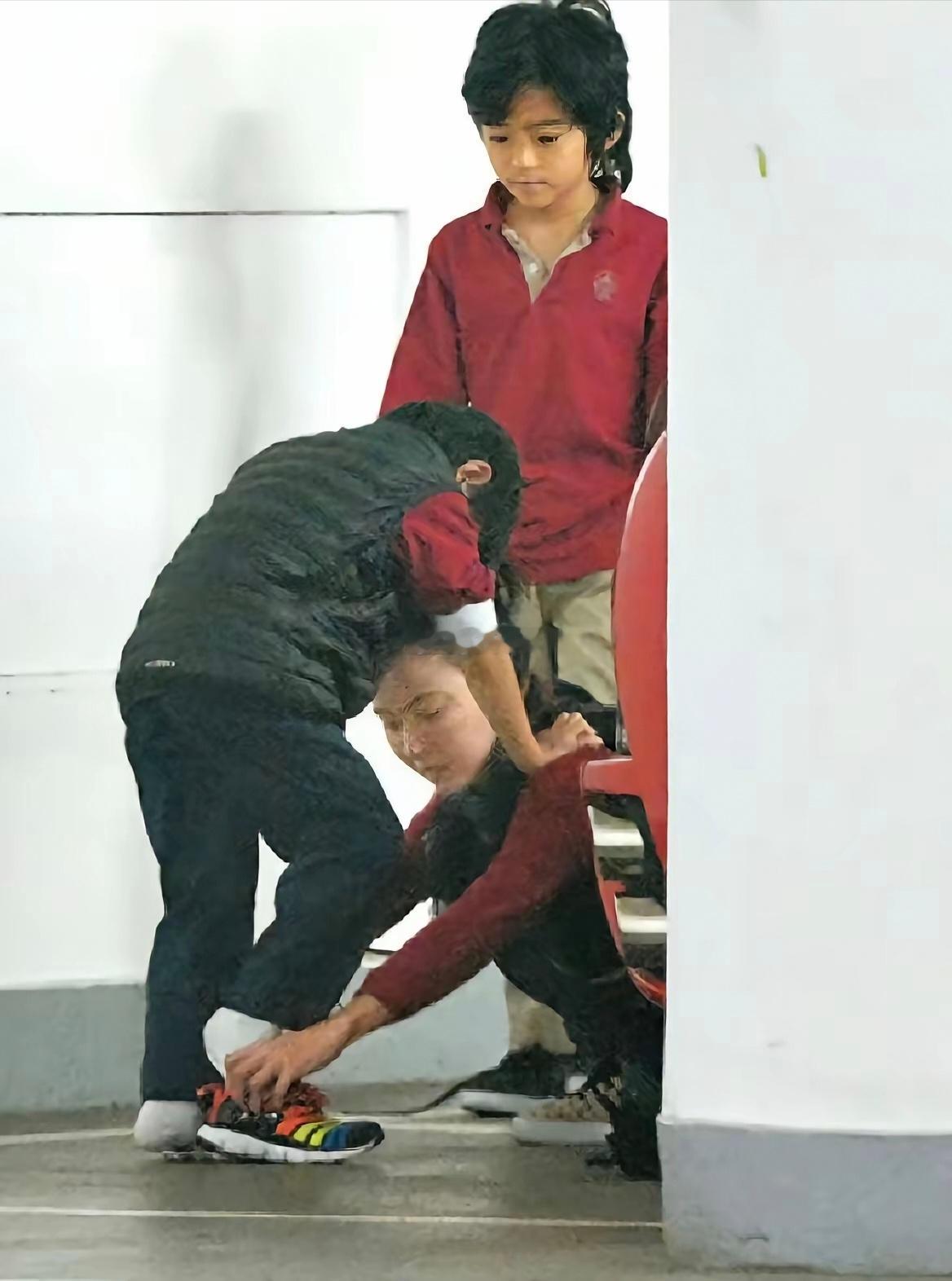 任何人都没有资格指责一个独自抚养两个孩子的母亲 