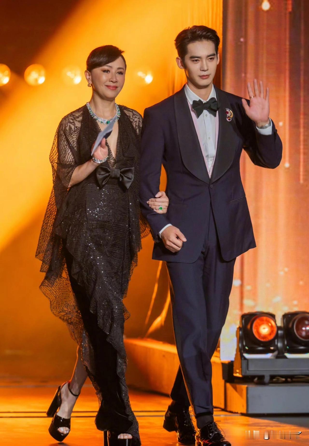 梁朝伟与刘嘉玲夫妇都十分欣赏于适，此次刘嘉玲携手于适亮相，也算帮梁朝伟完成了心愿
