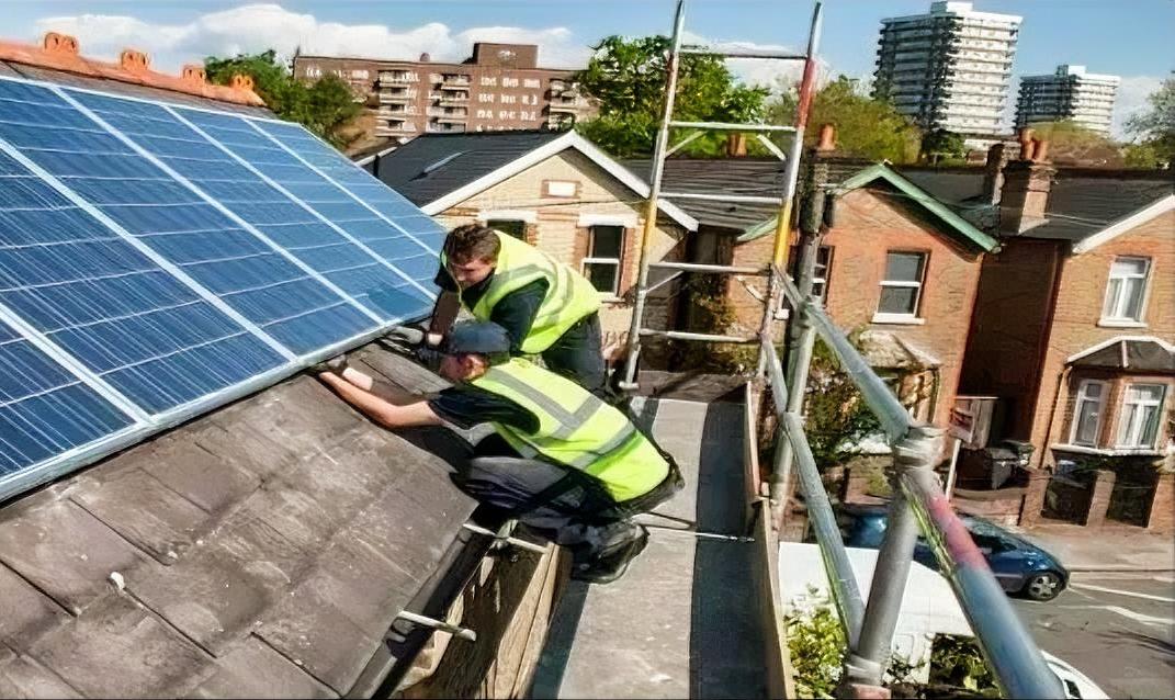 【英国应对能源冲击，要求所有新建住宅安装太阳能板与热泵】
        英国这
