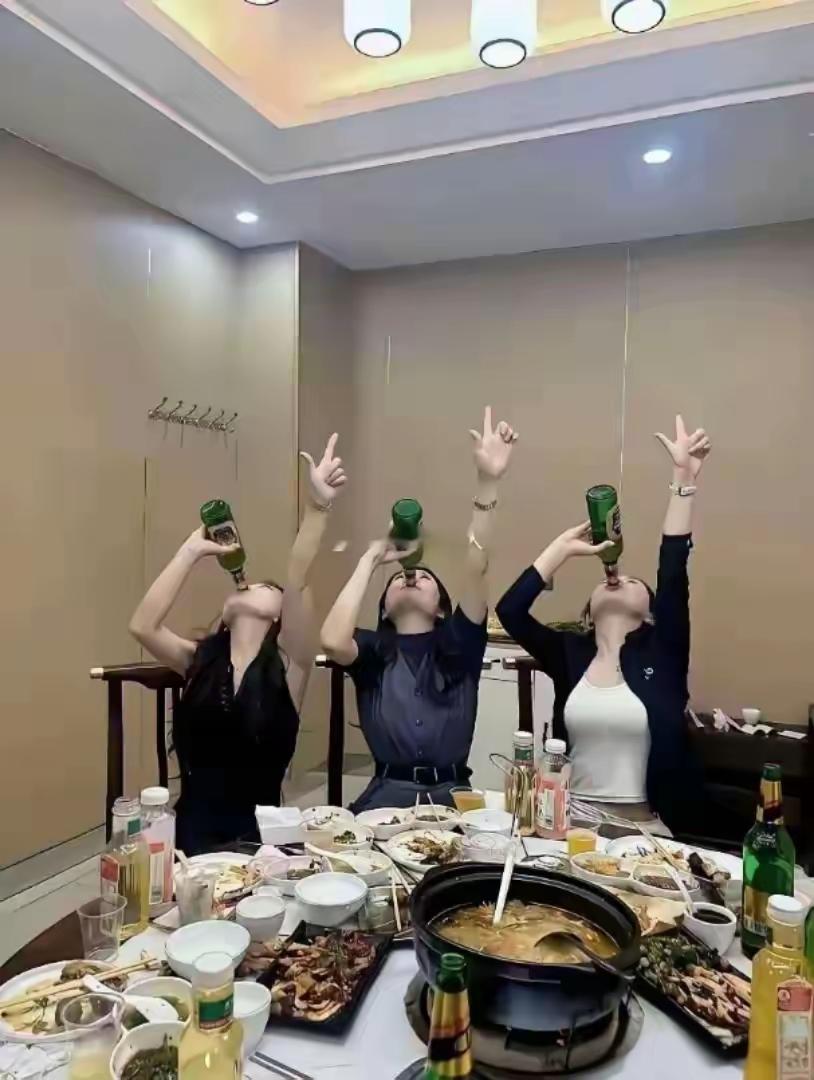 应邀同学会，
感情处到位。
扬首对瓶饮，
无悔求一醉。