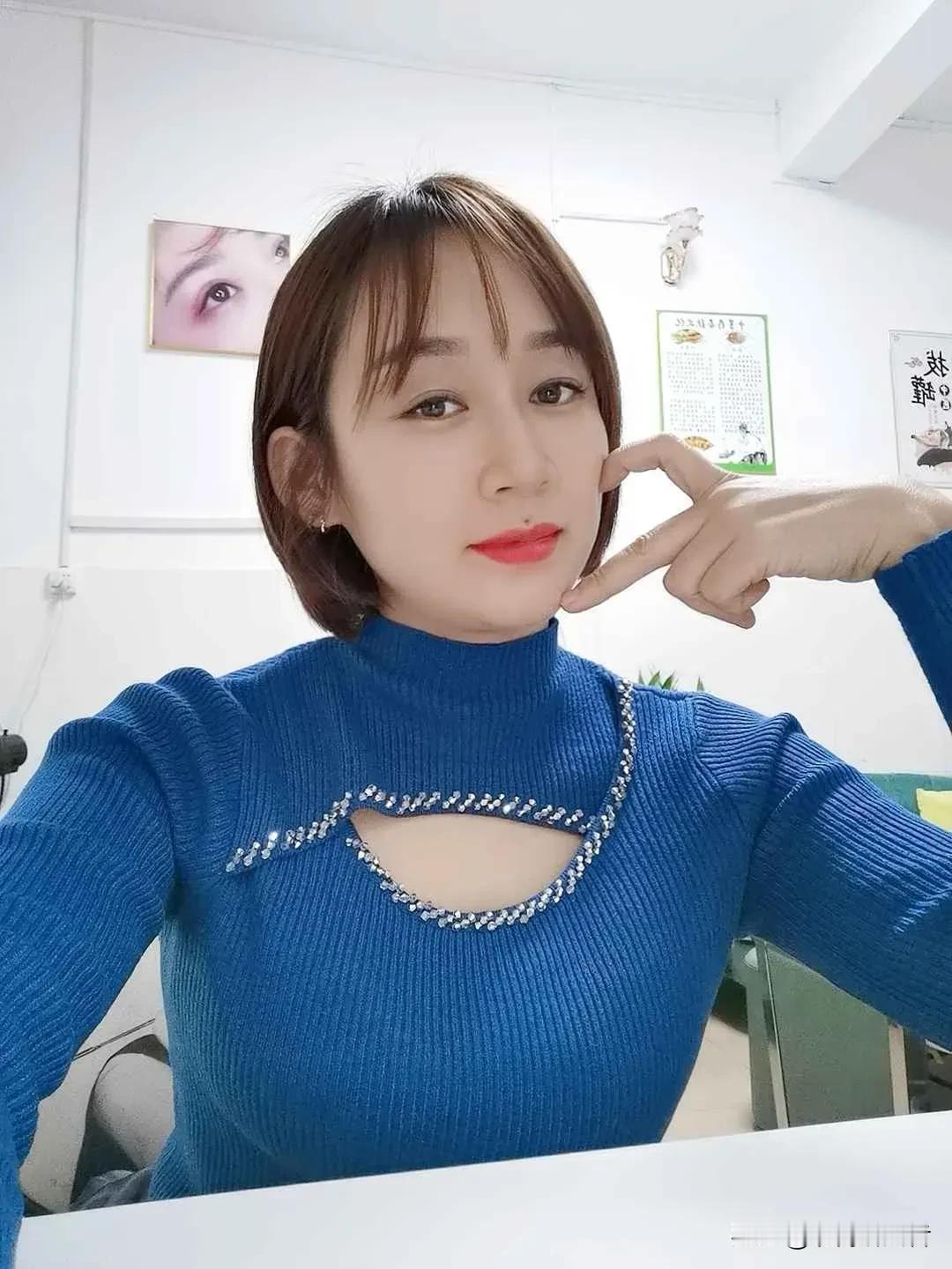 甜美俏皮自拍，蓝色毛衣搭配珍珠项链，元气满满的一天！💕@北街听风者