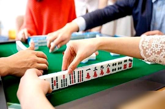 牌桌上连输三把底掉，别扯什么手气差，赶紧盯紧对面坐的到底是个什么鬼。
 
碰上那