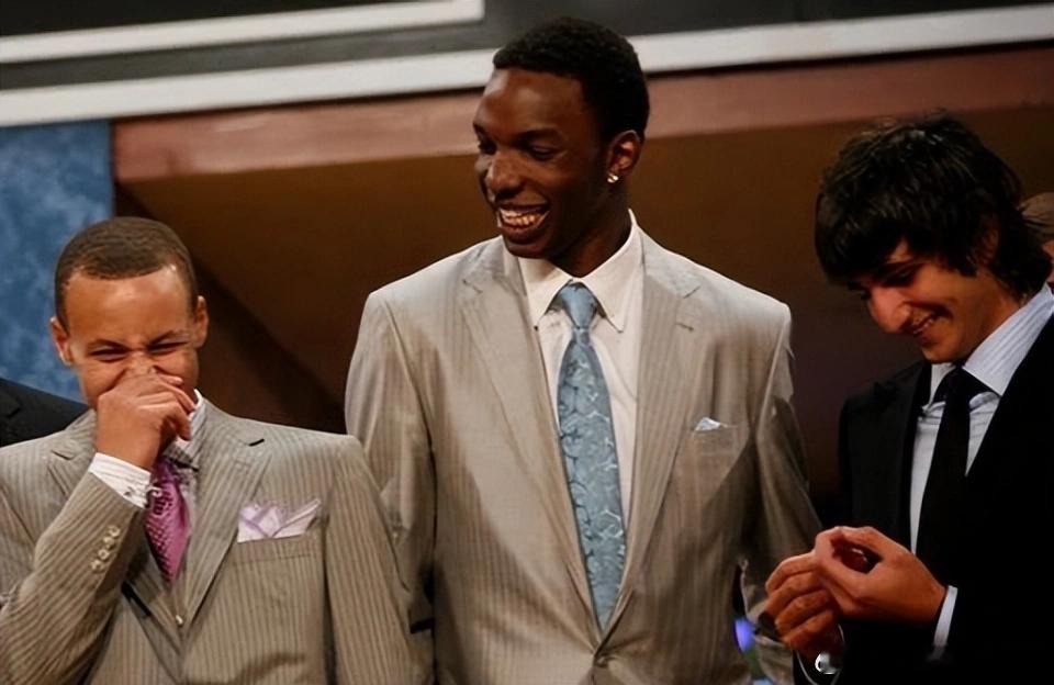 塔比特生涯总得分：483分塔比特参加NBA选秀时名头不小，曾被称为“奥拉朱旺二世