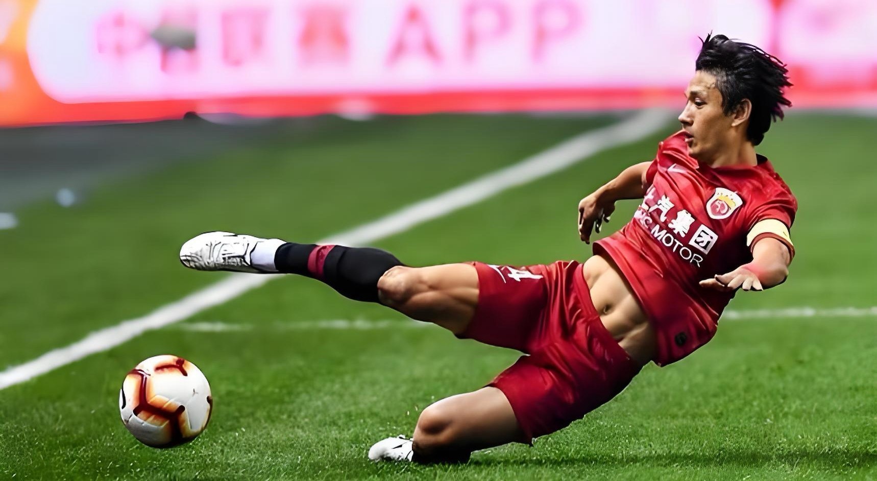 前一阵子，和一位前海港球员聊起这两年队里几位老将的表现时，我们不约而同的提到了王