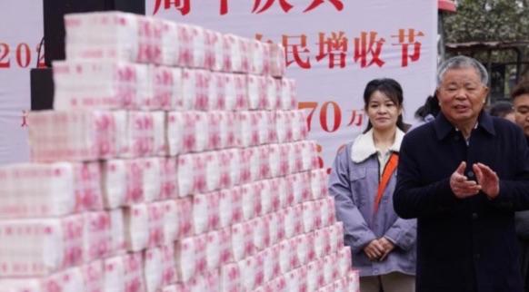内卷 裁员 消费降级三者之间的逻辑关系

1.内卷 → 裁员‌：企业为在同质化竞