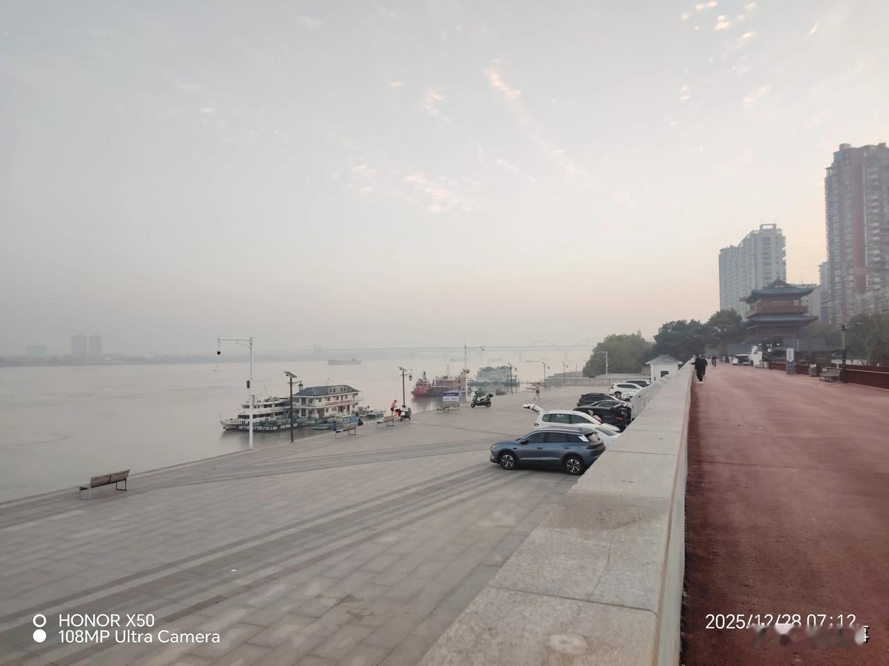 冬日生活打卡季2025年12月28日长江岸边《浔阳楼》下晨练冬泳