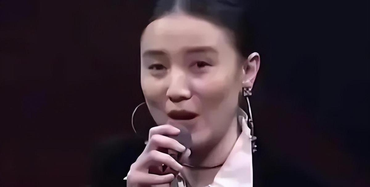 宋佳和张桂梅校长合影赢麻了，山花烂漫时和我本是高山，胜负已分
在近期上映的两部以