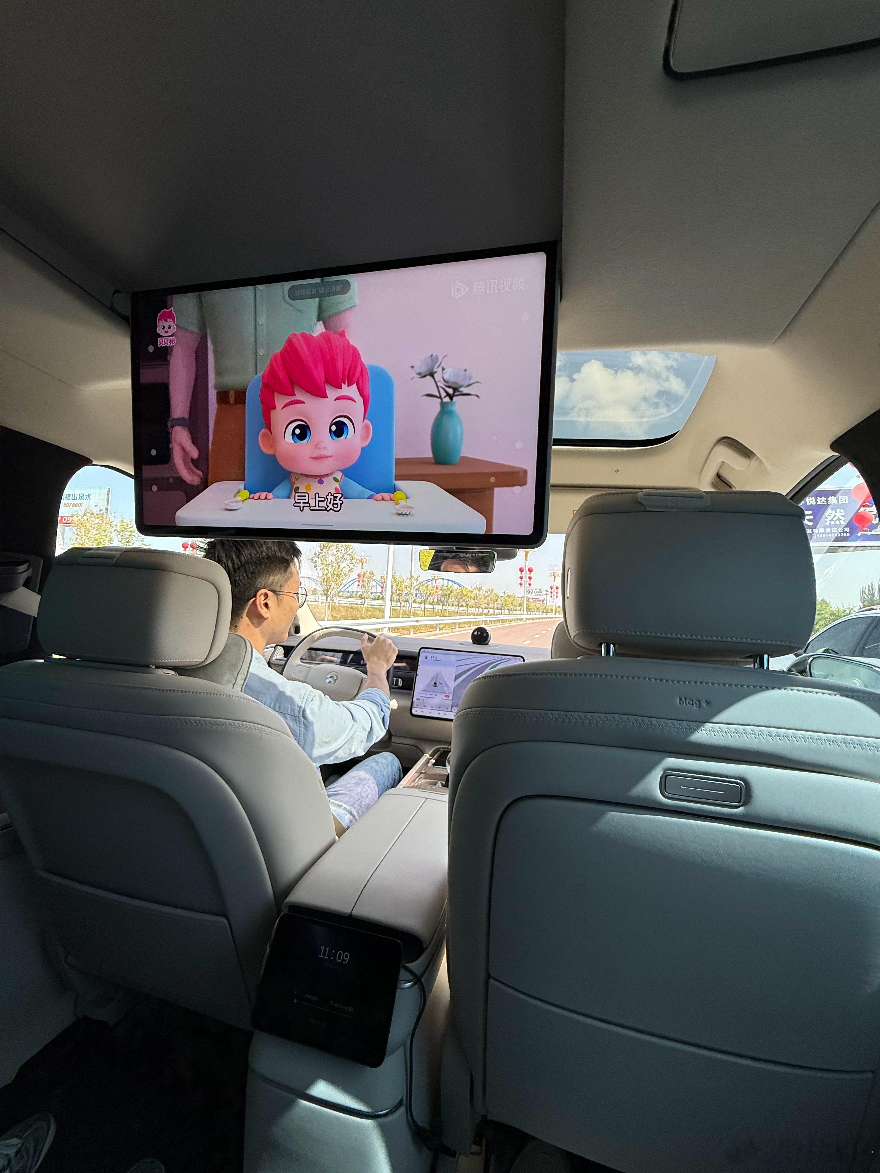 落地了先给儿子安排上贝贝彬全新3代ES821英寸 Mini-LED 屏幕色彩表现
