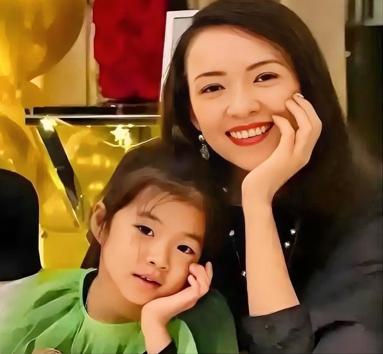 章子怡女儿醒醒一直以来都特别懂事。

9岁的她，在学习上特别出色，是学校里的“小