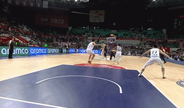 刘维伟冲裁判“发火”的原因！
北京时间1月25日，青岛与广州的比赛进行至第3节1