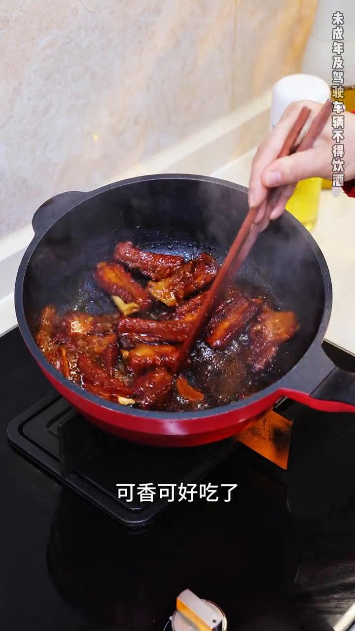 今天这道酒香四溢的客家焖排骨可香可好吃了，你们一定要去做一次给自己吃或者是宴请朋