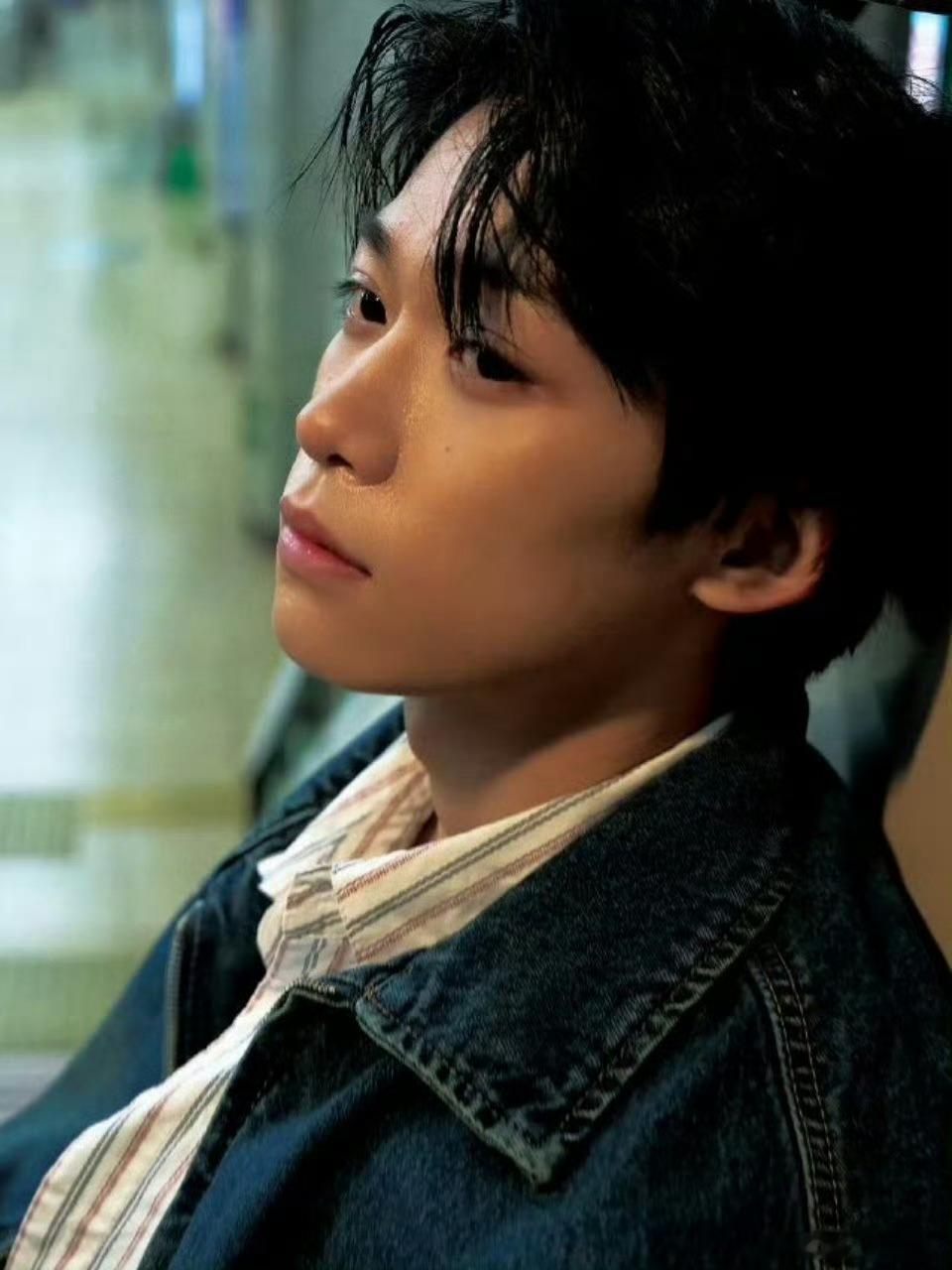 梓渝的眼神梓渝最近那组春日牛仔写真你们看了吗？铁轨旁边站着，眼神又温柔又有故事感