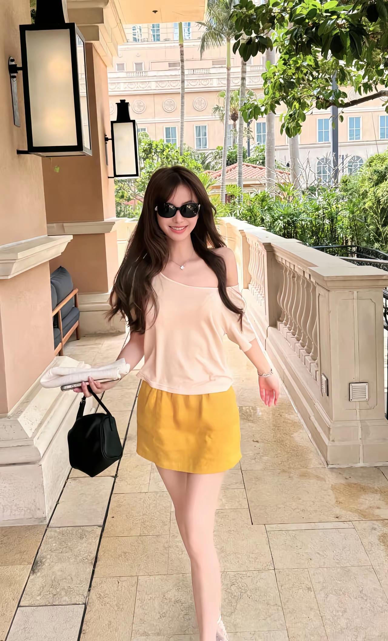 米色上衣➕黄色🟡半裙，真是亮眼的搭配