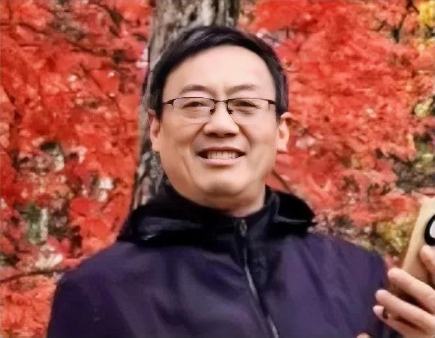汤家凤10月21日清晨发文，提出一个引人深思的问题：近些年不断出现媚日、伤害民族