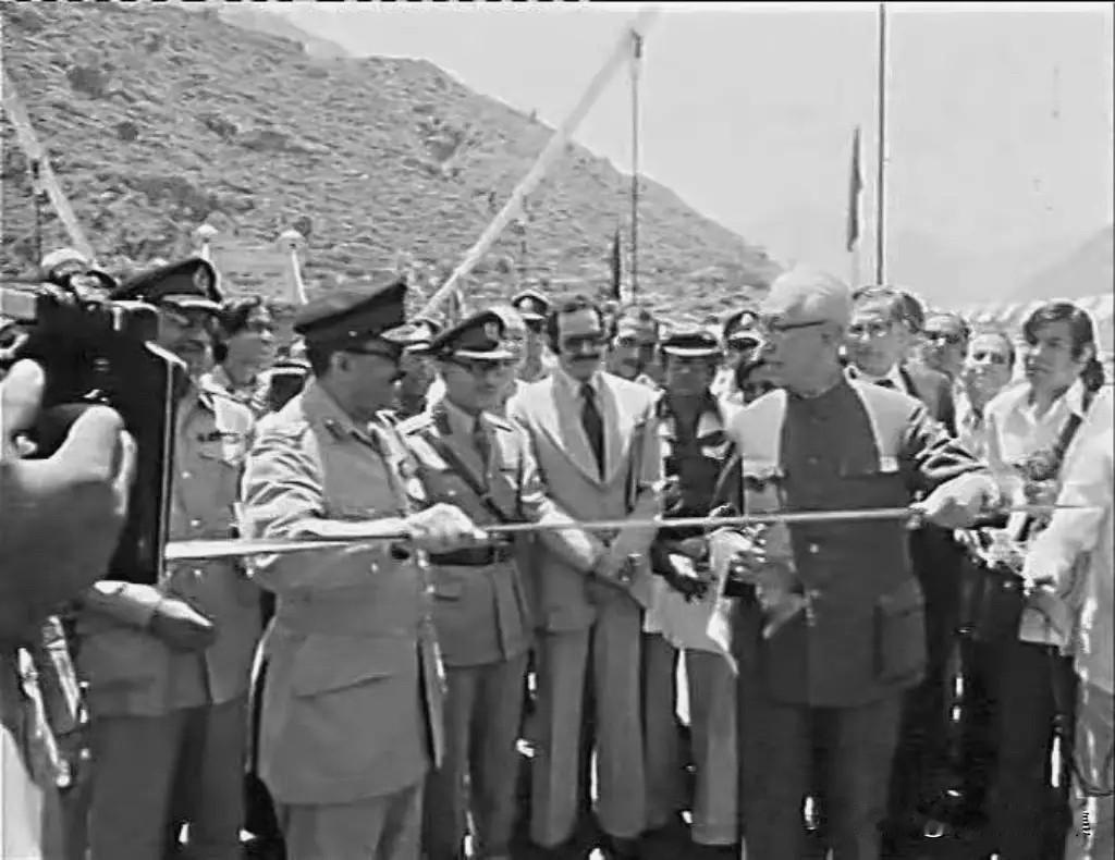 1978年6月18日，在巴基斯坦塔科特举行的喀喇昆仑公路（中巴公路）全线通车剪彩