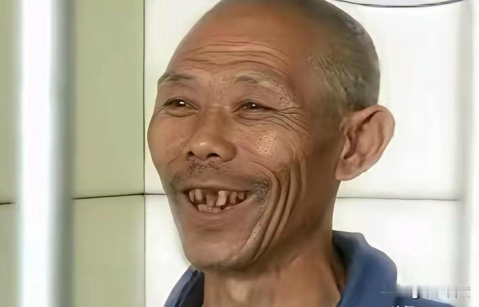 其实他就是从小到大受冷落，导致心里严重扭曲，甚至是精神障碍，严重的多疑。
