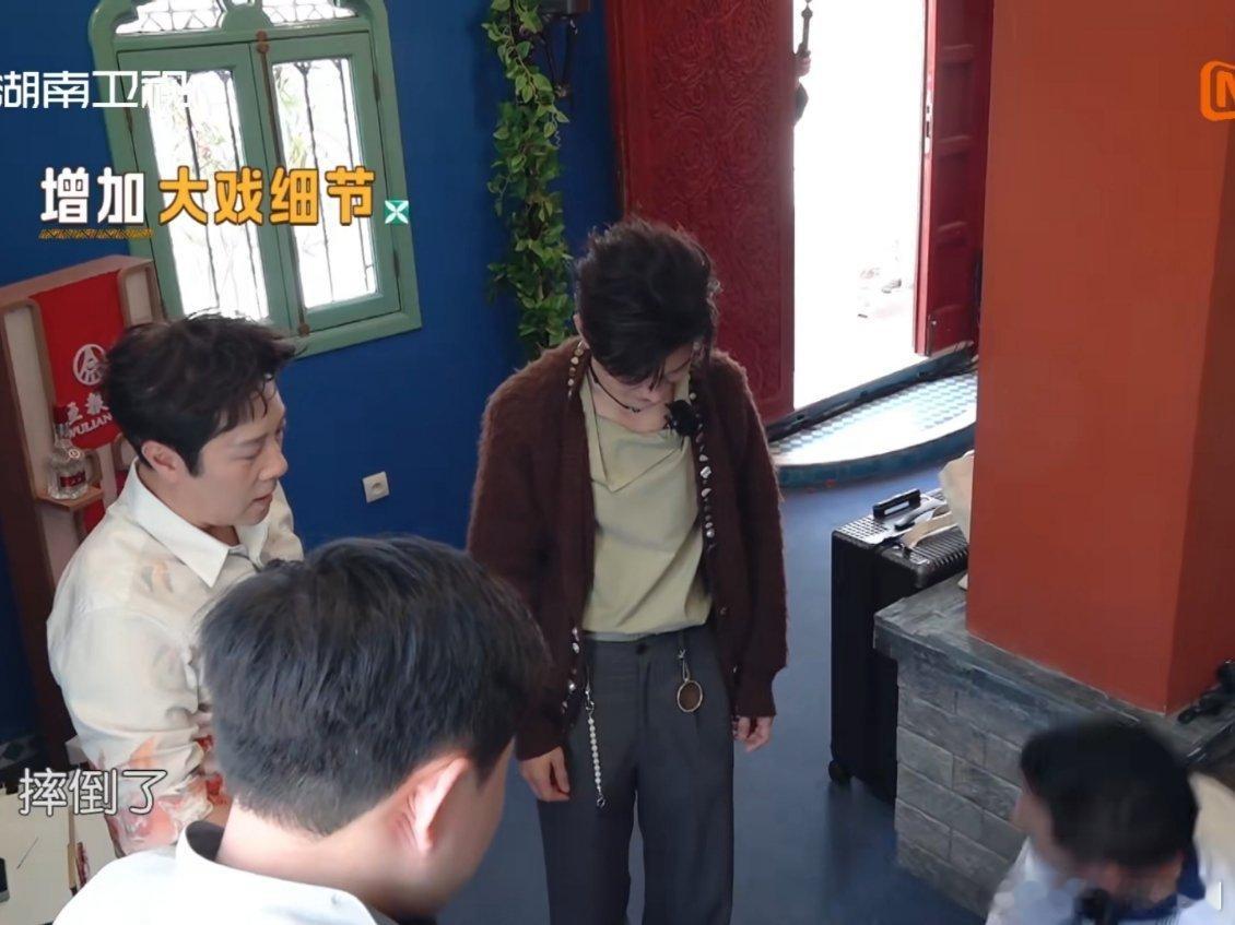 黄晓明像冷宫里发疯的妃子晓明哥不愧是专业演员，零帧起手开始表演，半跪在地上痛苦地