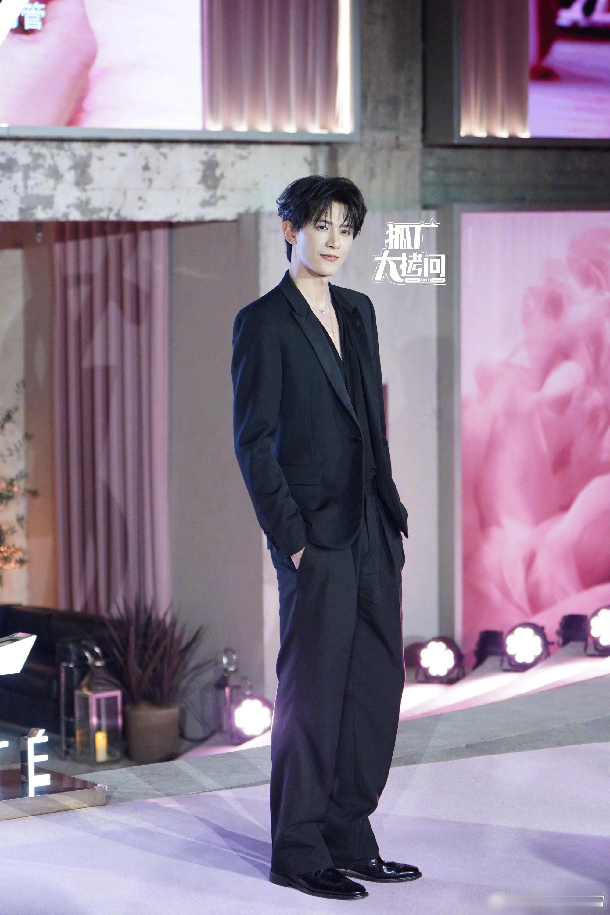 宋佳、邓凯、奚梦瑶、闫桉、陆柯燃、何瑞贤今日同场时尚活动生图 