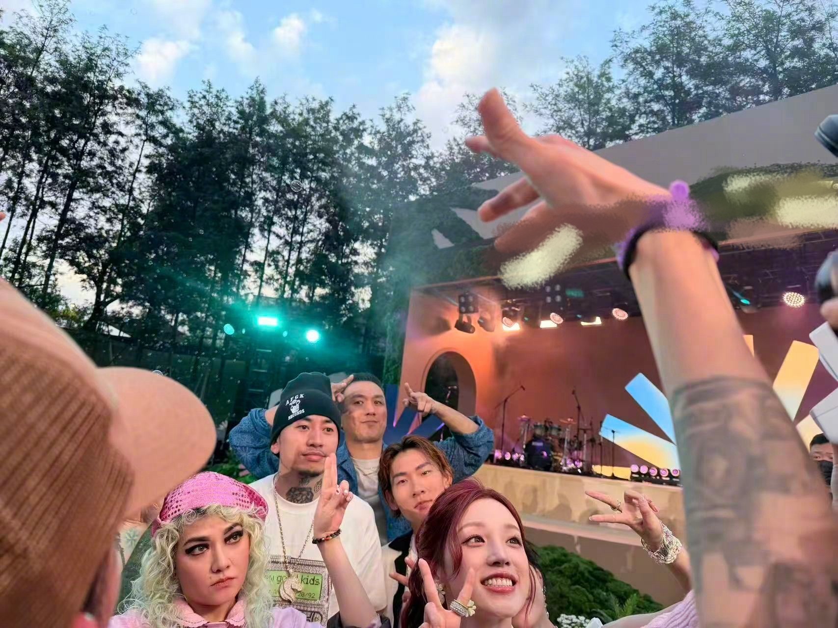 宋雨琦苏翊鸣马思唯合影这张合照的“能量密度”直接爆表！🔥 雨琦弟弟、苏翊鸣、马