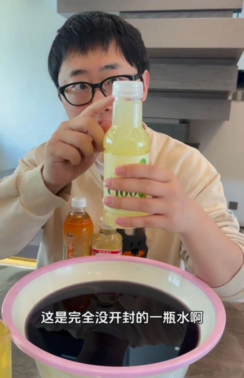 【微博热搜榜：未开封的饮料都可以偷梁换柱】
这简直是令人难以置信的逆天行径！一瓶