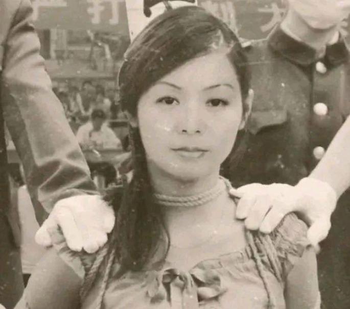 1983年，年仅25岁的“女流氓”翟曼霞跪在刑场等待被枪决，行刑前她突然对着天空