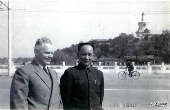 1958年春，孙继先(右)陪同苏联专家盖杜柯夫少将游览北京名胜