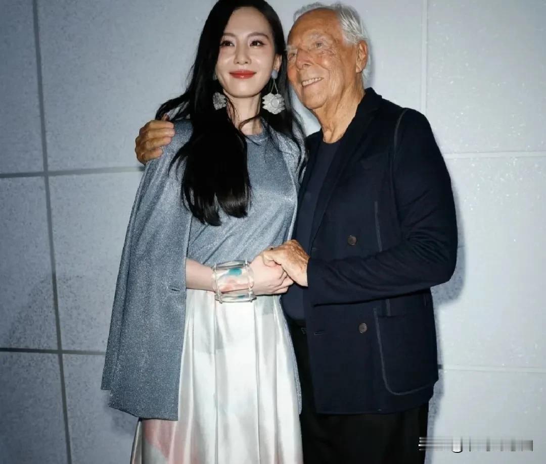 刘诗诗的长相和身材，以及她清丽脱俗的气质，真的很衬衣服，所以、不管什么的样衣服，