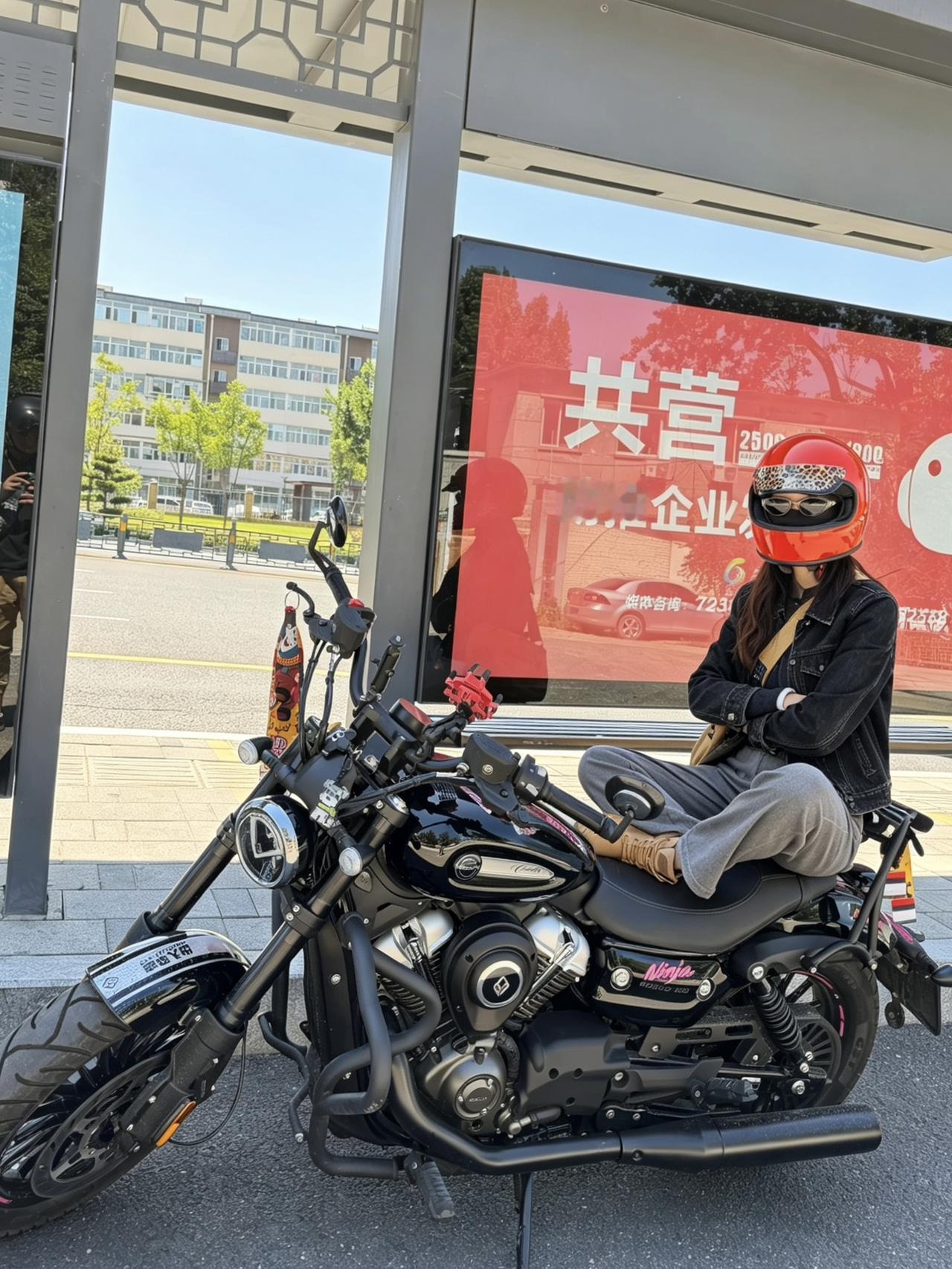 女骑出场 自带气场
红盔黑车 今日机车上线
风景随处可见 追风的灵魂独一无二
生