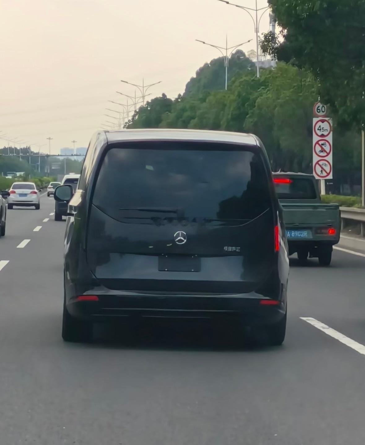 福建奔驰纯电MPV  VLE在福州无伪装路试了比现款的好看多了 外观造型挺科幻的
