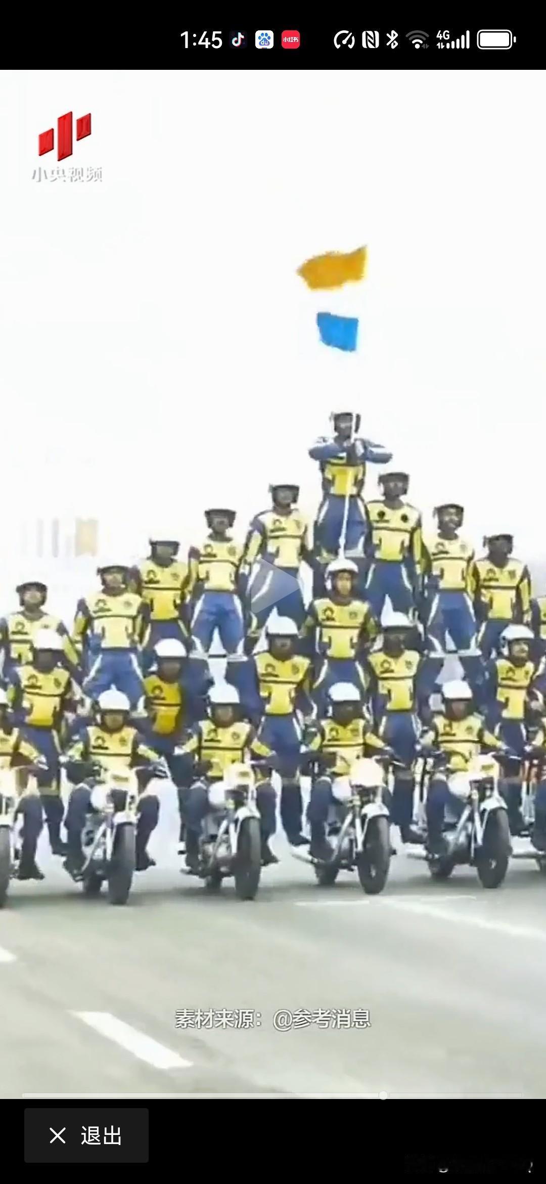 印度阅兵式创新“倒骑车看报纸”！以后与印度开战，一定要哄着印度，他们是来摩托车表