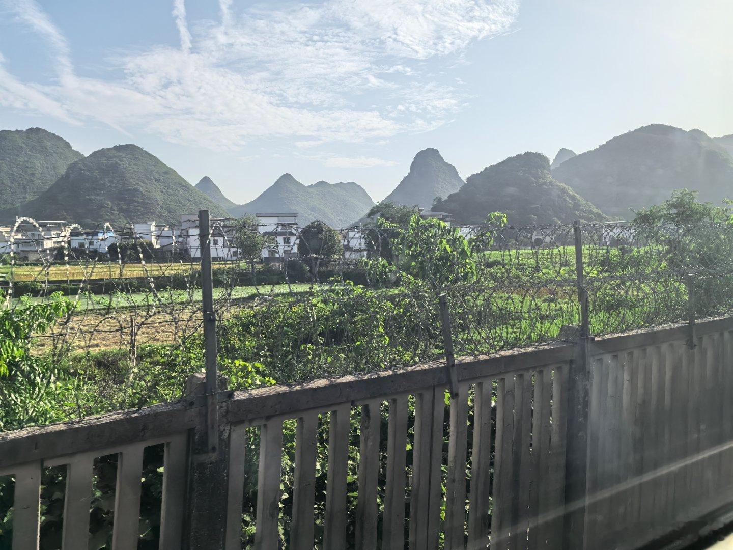 黄小鱼：好多山啊，没见过，突然一座山。沿途的风景 ​​​
