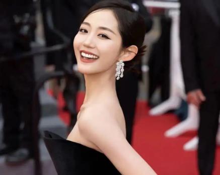 巴黎，30秒。

演员万千惠在埃菲尔铁塔旁拍完欧莱雅大秀，相机搁凳子上，一转头，