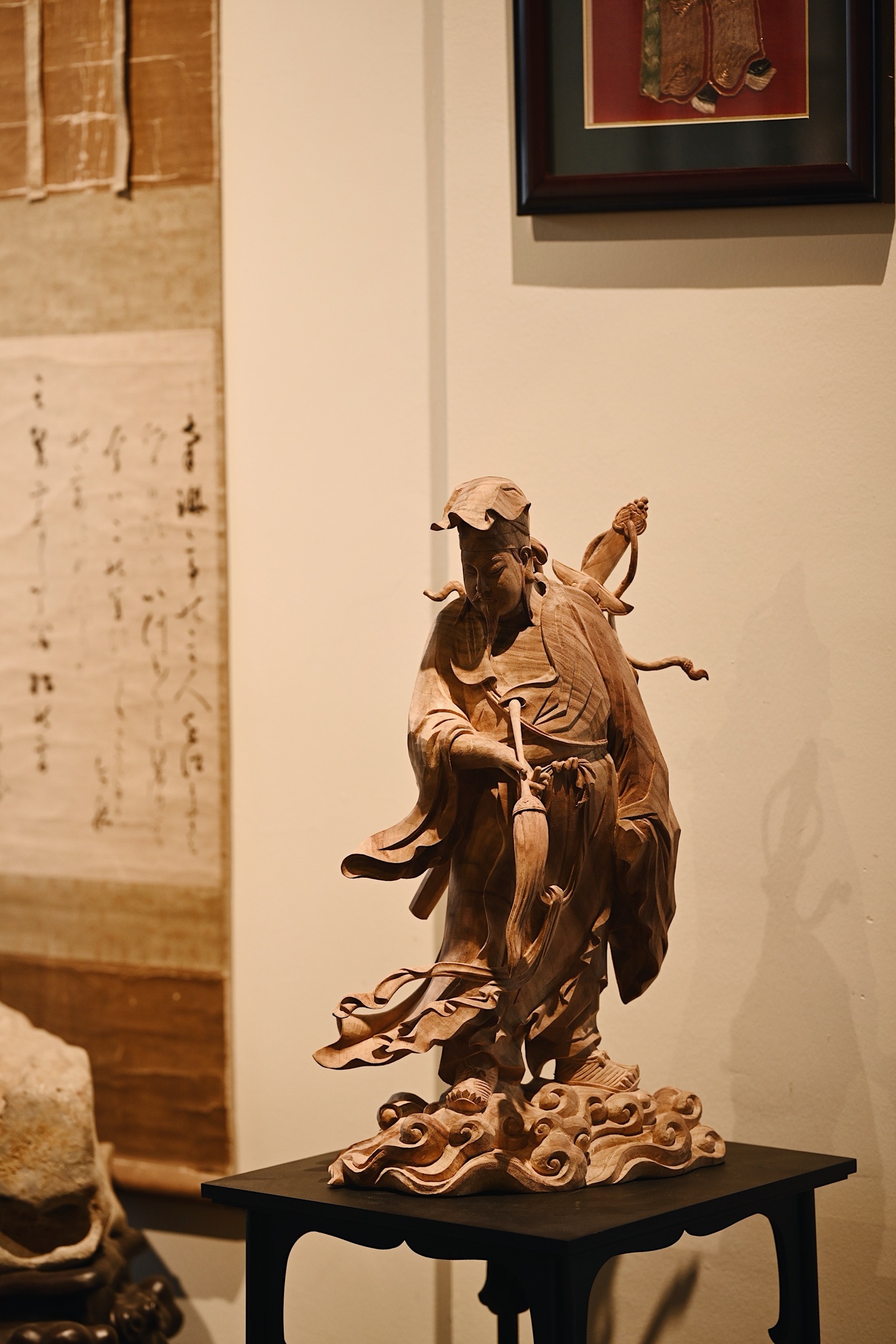 香樟木 | 吕洞宾 摆件取大料雕刻，纹理自然分布，刀工圆熟细腻，人物气韵生动，仙