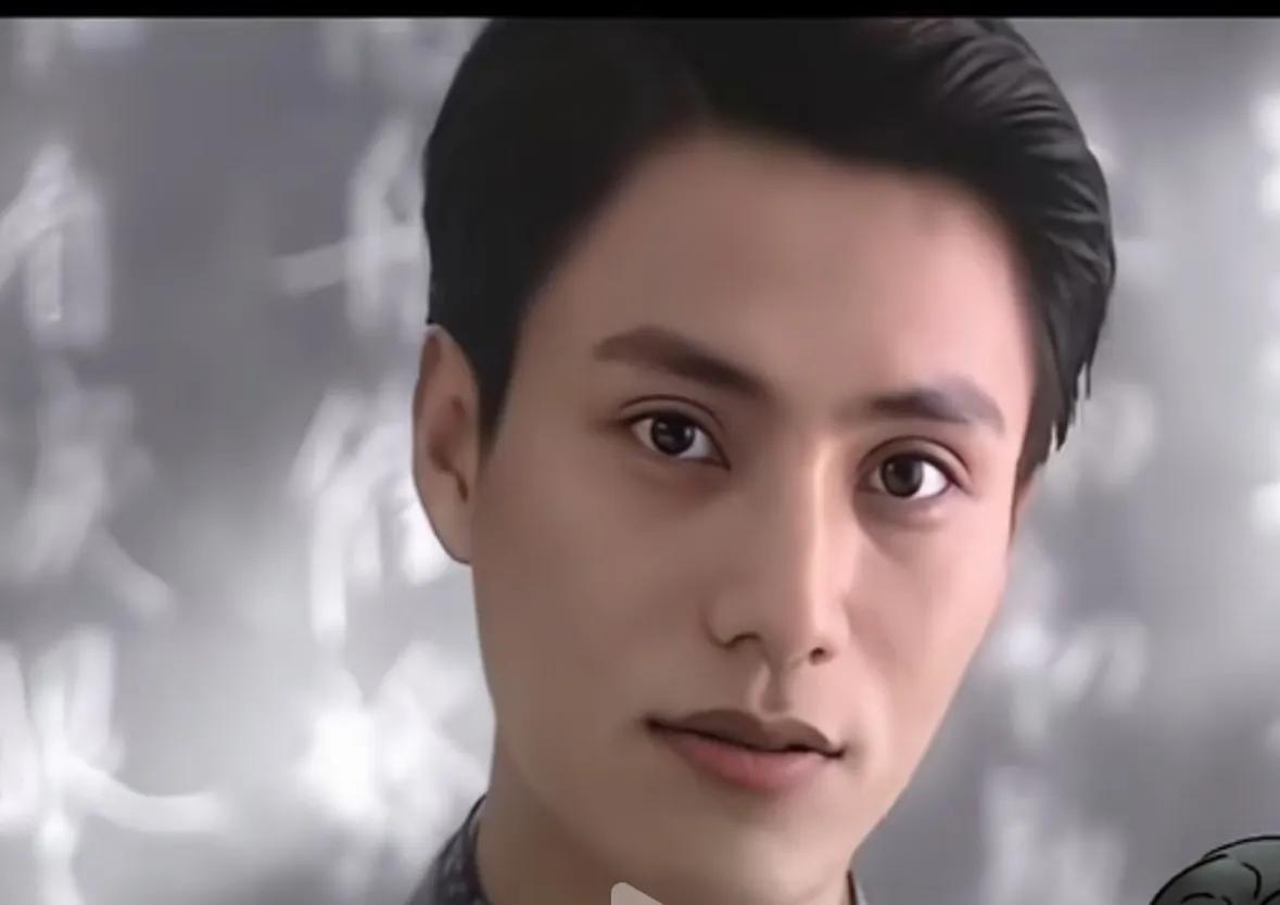 明星也逃不过岁月的催残，年轻时候的陈坤是标志的美男子，五官棱角分明，特别是那双眼