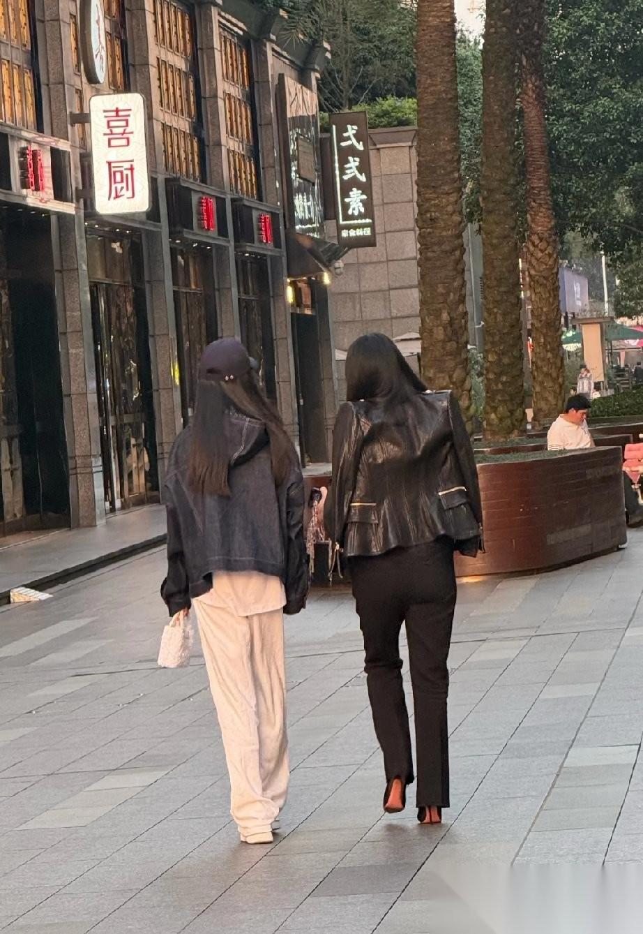 李湘去年还胖得像200斤的状态，近照曝光又瘦得看着不到100斤了。
4月18日，