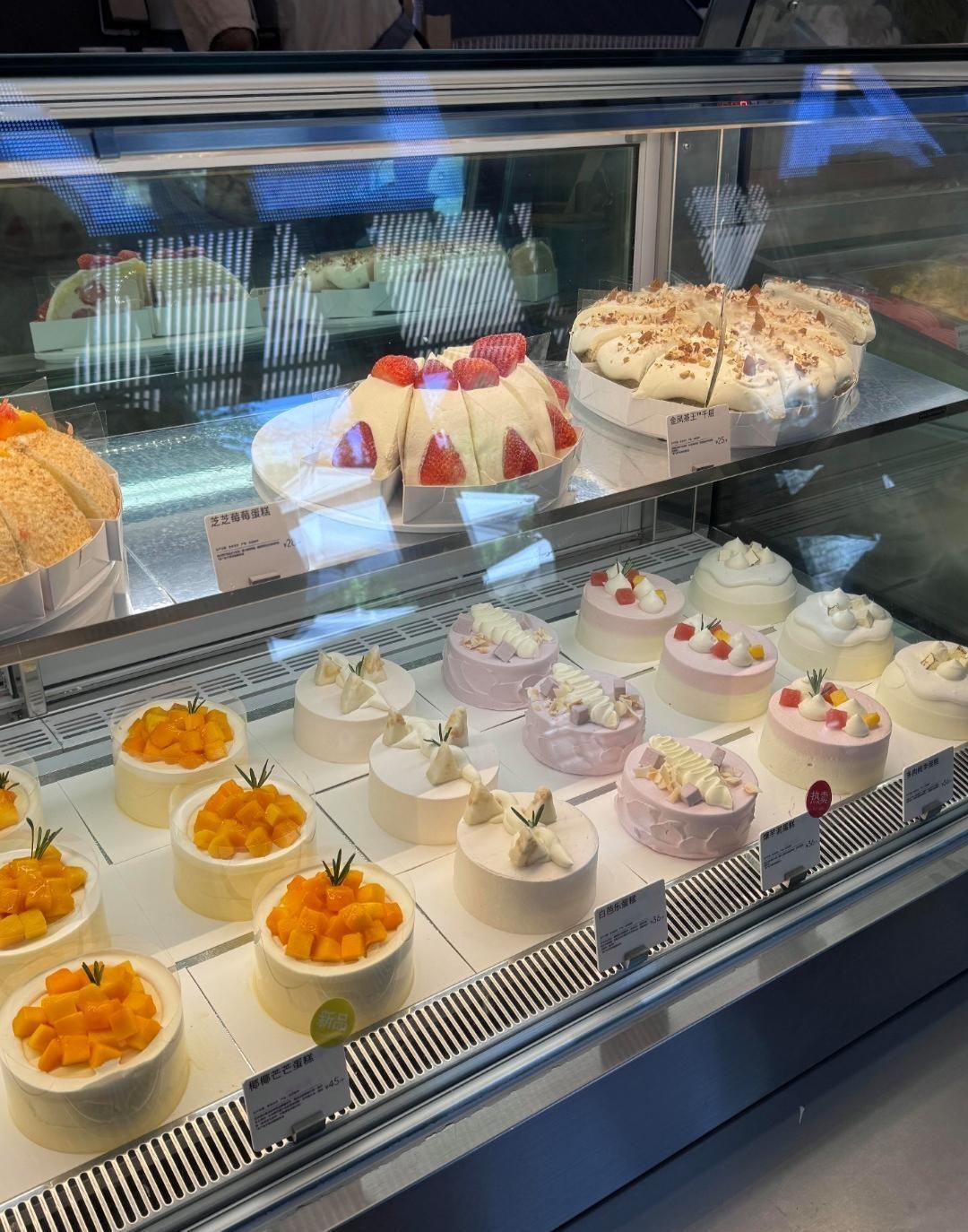 喜茶这杯茶，野心比杯子还大。从排队抢购的芝士茗茶，到悄然登陆菜单的熔岩蛋糕与爆浆