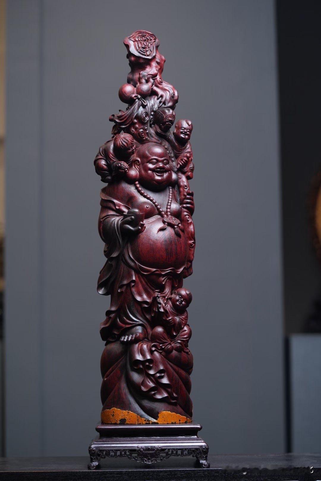 有些笑，不是热闹，是让人慢慢松下来的那种。

这尊紫檀弥勒，木色沉稳，油润内敛，