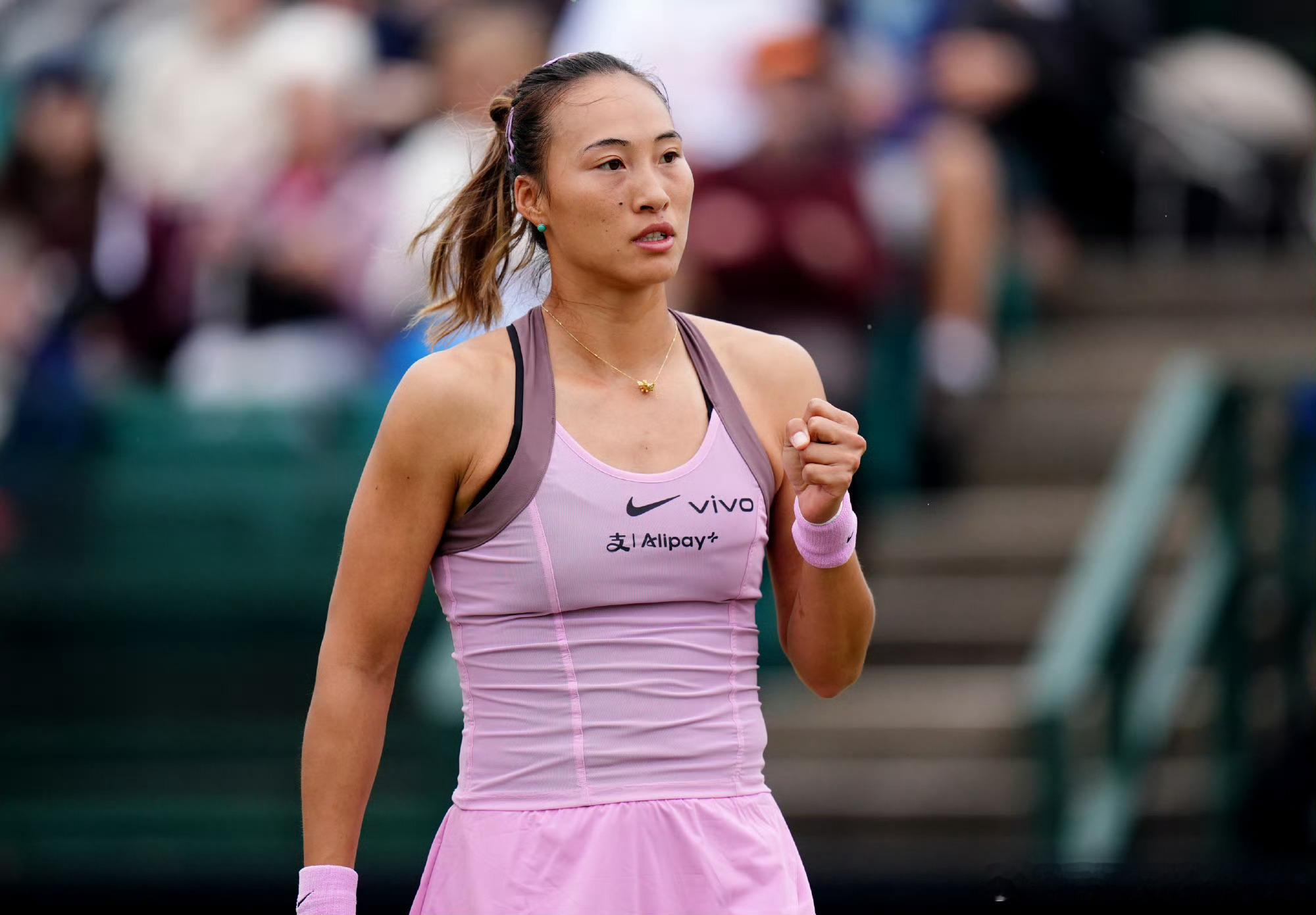 WTA250诺丁汉站首轮，郑钦文以4-6、7-6(1) 、6-4逆转6号种子萨卡