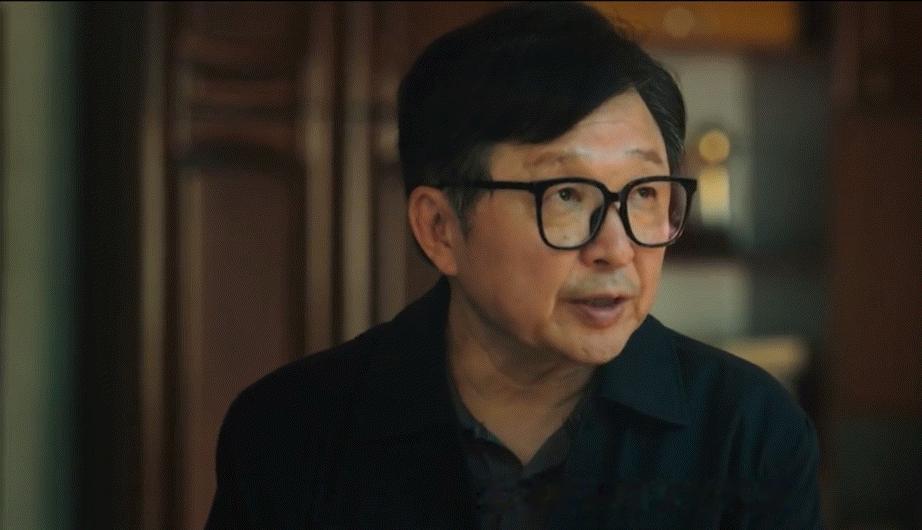 荣仁之量  这一幕真的好搞笑又好嗑。。感觉胡咪趴在椅背上看到于月染真迹当场就想抬