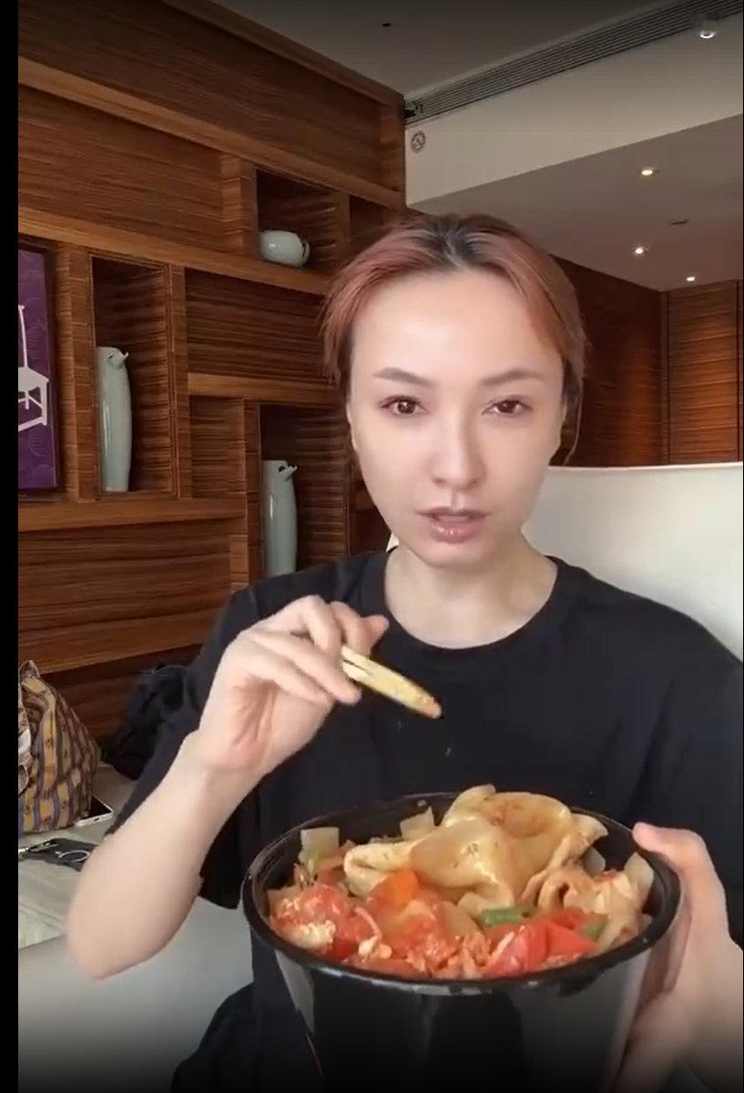 吴昕体重直逼100斤吴昕大方自曝体重直逼 100 斤，这般坦诚太圈粉，不管多少斤